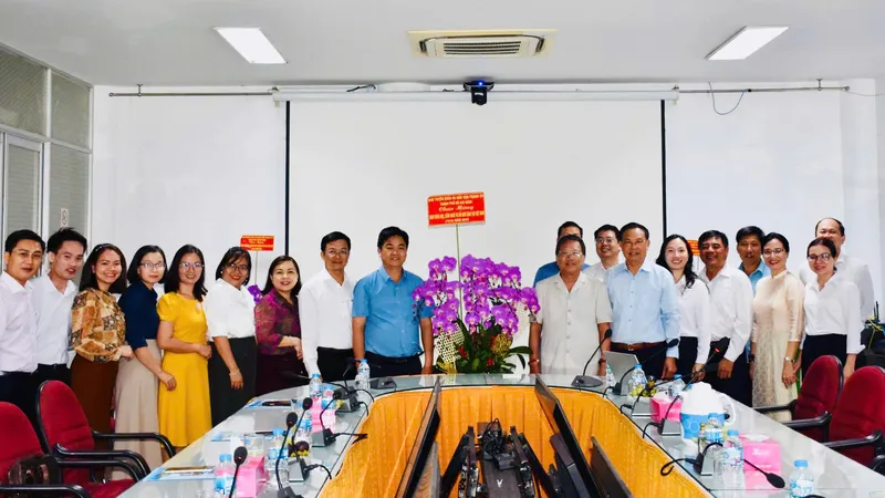Đoàn công tác do đồng chí Lê Văn Minh, Thành ủy viên, Phó Trưởng Ban Thường trực Ban Tuyên giáo và Dân vận Thành ủy TPHCM làm trưởng đoàn thăm, chúc mừng Công ty Cổ phần KHCN Việt Nam BUSADCO.