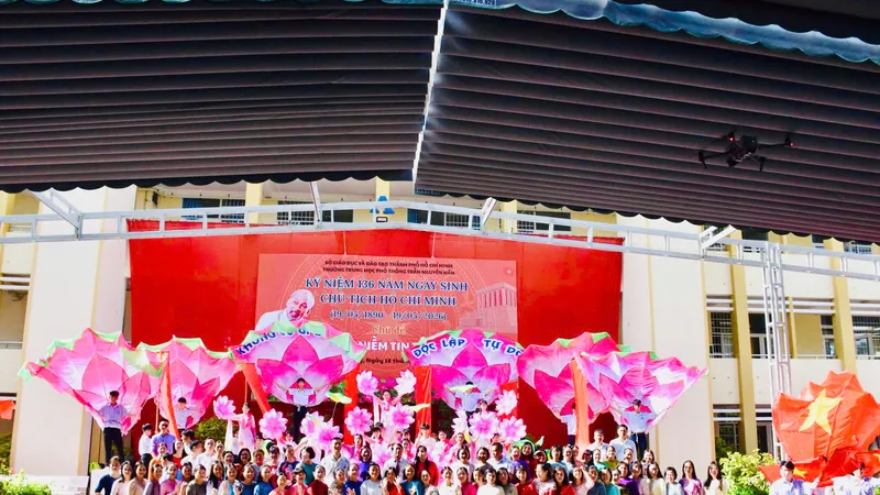 Chương trình kỷ niệm tại Trường THPT Trần Nguyên Hãn diễn ra trong không khí xúc động, tự hào.