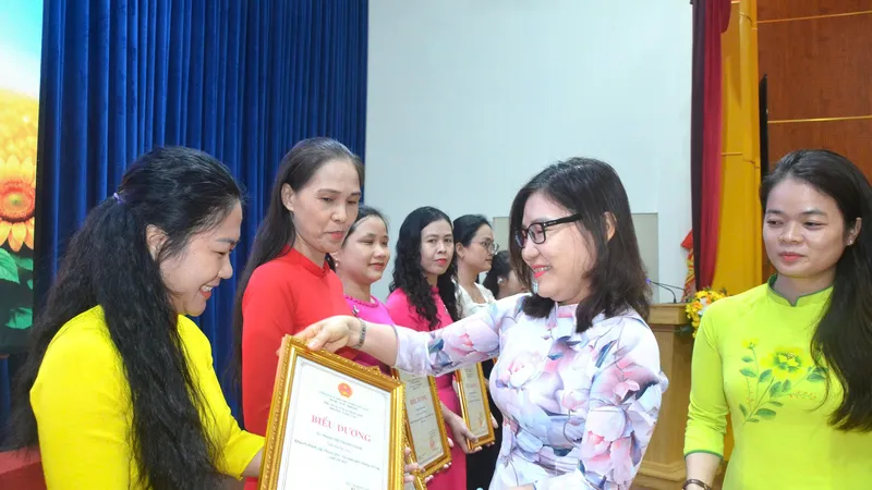 Lãnh đạo phường Vũng Tàu vinh danh giáo viên đạt thành tích xuất sắc trong công tác