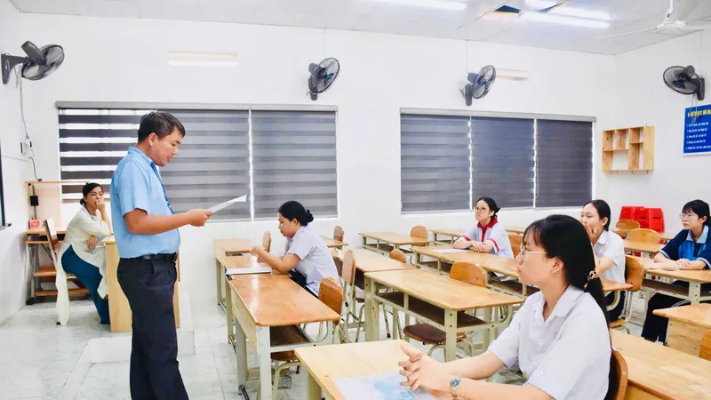 Thí sinh làm thủ tục dự thi tại điểm thi THCS Nguyễn An Ninh (phường Tam Thắng).