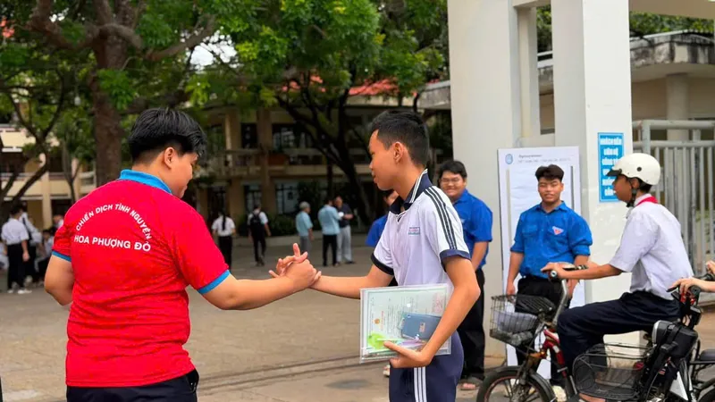 Nhiều lực lượng tham gia hỗ trợ kỳ thi chính là hậu phương vững chắc giúp các sĩ tử vượt vũ môn.