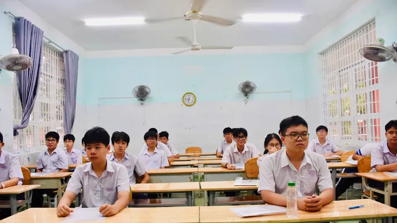Thí sinh dự thi môn Ngữ Văn sáng 1-6.