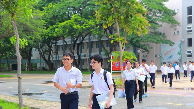 Thí sinh dự thi THPT chuyên Lê Quý Đôn (phường Phước Thắng, TPHCM).