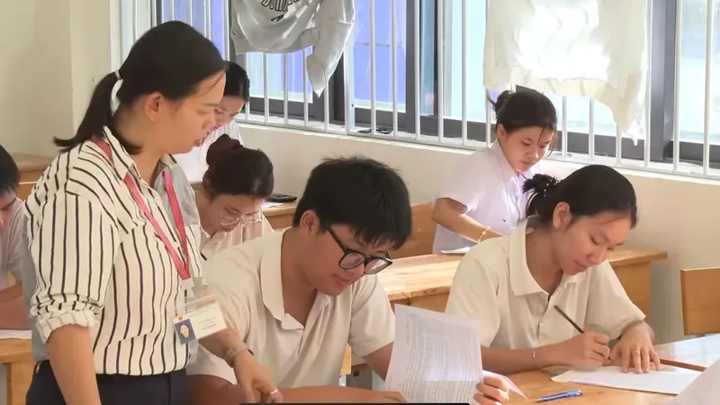 Học sinh lớp 12 tại Côn Đảo thi thử để chuẩn bị cho kỳ thi chính thức.