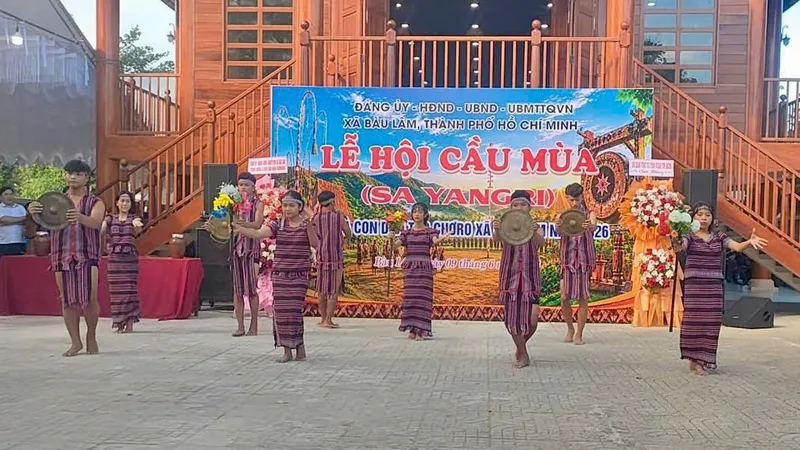 Học sinh của trường tham gia các hoạt động bảo tồn bản sắc văn hóa dân tộc.
