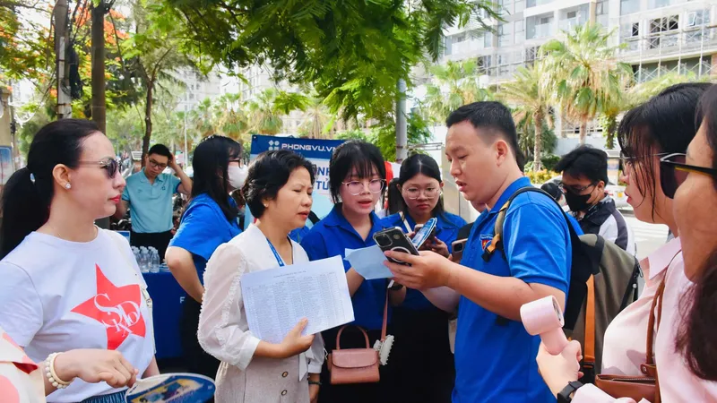 Giây phút căng thẳng của các thầy cô túc trực ngoài điểm thi Trường THPT Vũng Tàu.