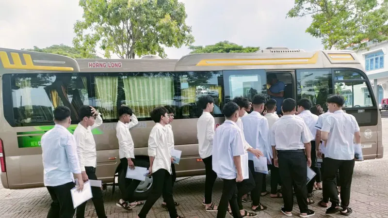 Chuyến xe đưa đón học sinh dân tộc nội trú dự thi tốt nghiệp THPT năm 2026.