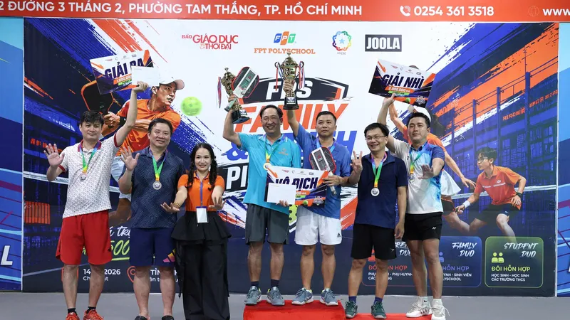 Bà Hà Thị Hồng Sa, Giám đốc FPT PolySchool Bà Rịa - Vũng Tàu trao giải cho các vận động viên.