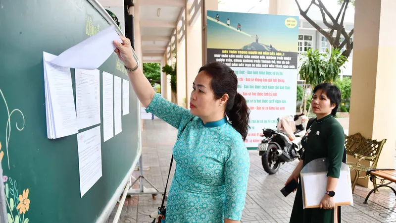 Bà Bùi Thị Thu Thủy, Phó Chủ tịch UBND phường Tam Thắng, Chủ tịch Hội đồng khảo sát năng lực lớp 6 Trường THCS Nguyễn An Ninh kiểm tra công tác chuẩn bị các điều kiện cần thiết phục vụ kỳ khảo sát.