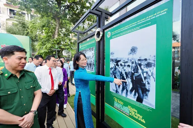 胡志明市青年突击队力量建设与发展50周年纪念图片展