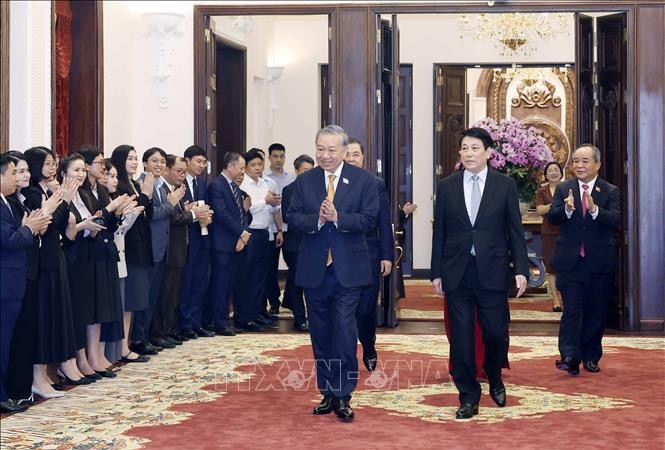 党中央总书记、国家主席苏林与国家主席办公厅干部会面。图自越通社