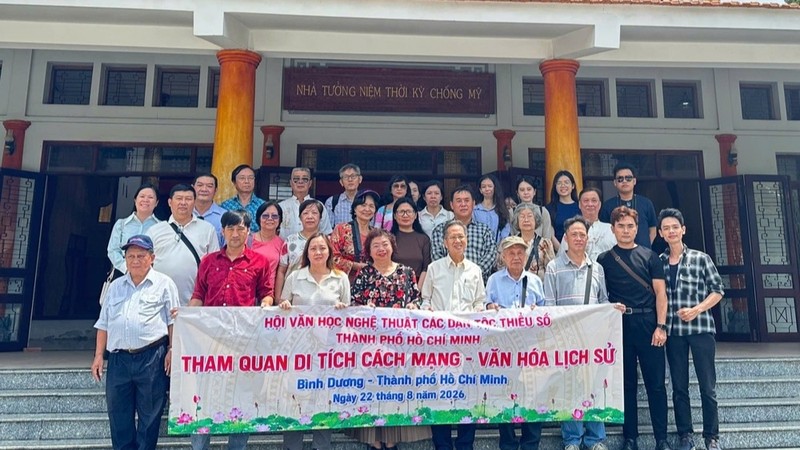 胡志明市各民族文学艺术协会代表团参观铁三角地道革命历史遗迹。图：心雨