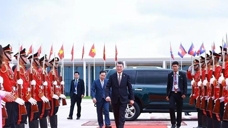 越南政府总理黎明兴及越南高级代表团离开首都金边，圆满结束对柬埔寨王国进行的正式访问。图自越通社