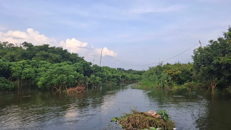 Xã Hồ Tràm hỗ trợ người dân khắc phục ngập úng do mưa lớn và xả lũ