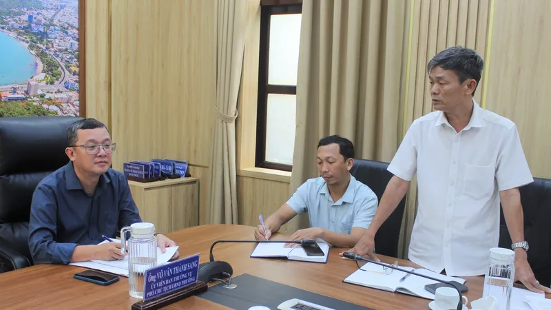 Lãnh đạo phường Vũng Tàu và Trung tâm phát triển quỹ đất khu vực Vũng Tàu thông tin về hồ sơ của hộ dân Đ.N.B trong lần vận động bàn giao mặt bằng để thực hiện dự án. Ảnh: QUANG VŨ