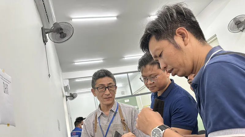 Các kỹ sư Nhật Bản hướng dẫn DNNVV sản xuất các sản phẩm công nghiệp. Ảnh: QUANG VŨ