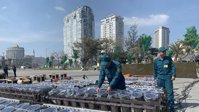 Các giàn pháo hoa đã sẵn sàng tại Công viên Bãi Sau (phường Vũng Tàu, TPHCM) để chuẩn bị cho đêm giao thừa. Ảnh: QUANG VŨ