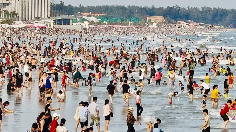 Biển Bãi Sau (phường Vũng Tàu) đông khách du lịch trong chiều 2-1. Ảnh: QUANG VŨ