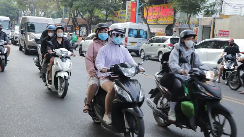 Người dân, du khách thích thú tận hưởng không khí se lạnh tại vùng biển TPHCM