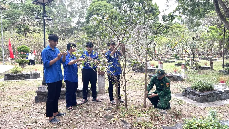 Đông đảo đoàn viên, thanh niên tham gia chăm sóc cảnh quan Nghĩa trang Hàng Dương