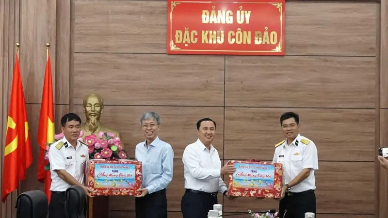 Đoàn công tác Vùng 2 Hải quân thăm và chúc tết tại đặc khu Côn Đảo