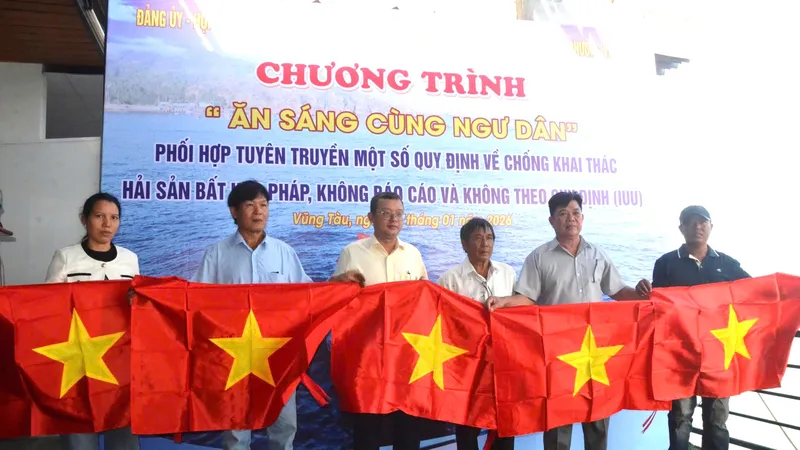 Lãnh đạo phường Vũng Tàu “Ăn sáng cùng ngư dân”