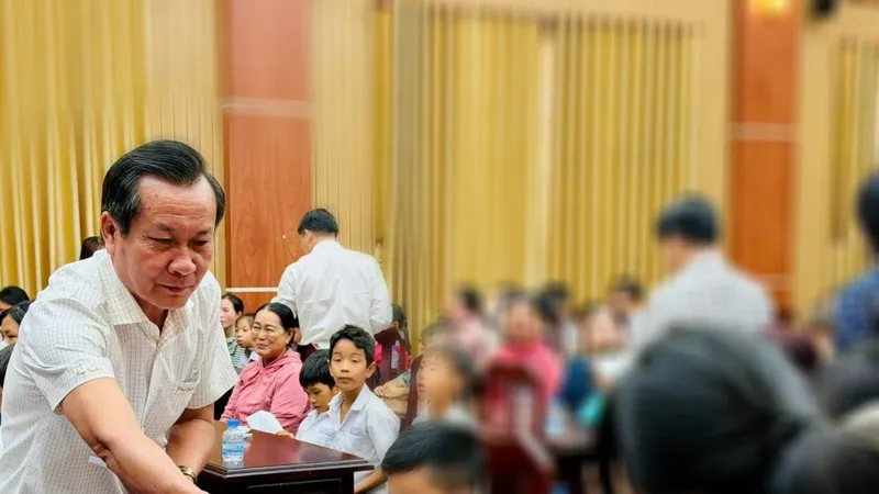 Xã Hồ Tràm tặng 95 suất quà tết đến trẻ em có hoàn cảnh khó khăn