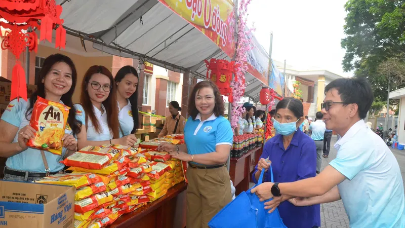 Phường Vũng Tàu trao 1.000 phần quà cho người khó khăn
