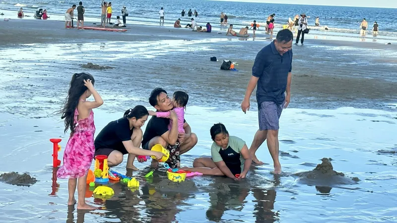 Mùng 2 Tết, đông đảo du khách đến phía Đông TPHCM du xuân
