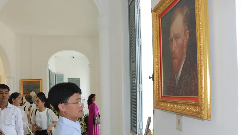 Người dân tham quan triển lãm