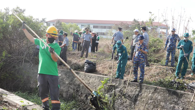 Phường Phước Thắng ra quân vệ sinh kênh thoát nước trước mùa mưa