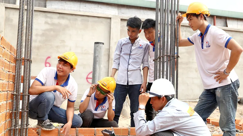 Rối rắm giải thể, sáp nhập trường nghề