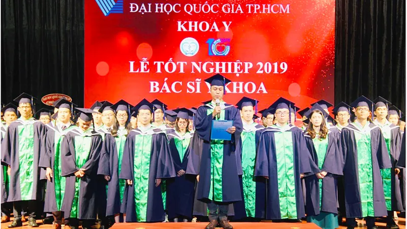 Trao bằng cử nhân cho 112 tân bác sĩ