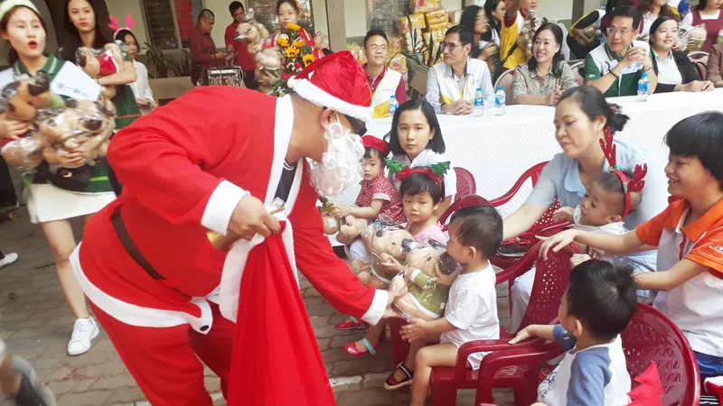 Đón Giáng sinh cùng cháu mồ côi, tàn tật