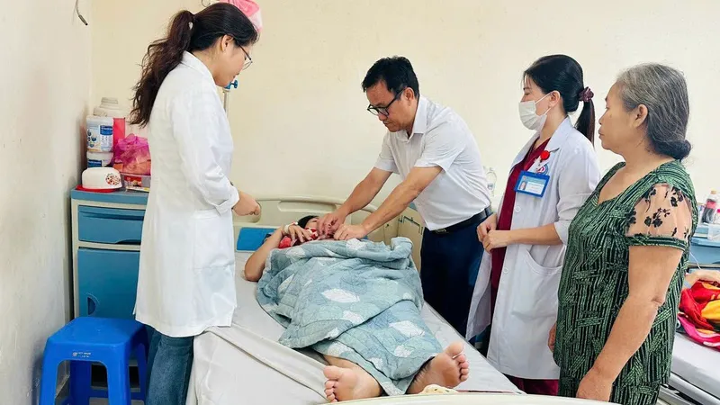 Bác sĩ Bệnh viện đa khoa tỉnh Bình Dương thăm khám cho bệnh nhân