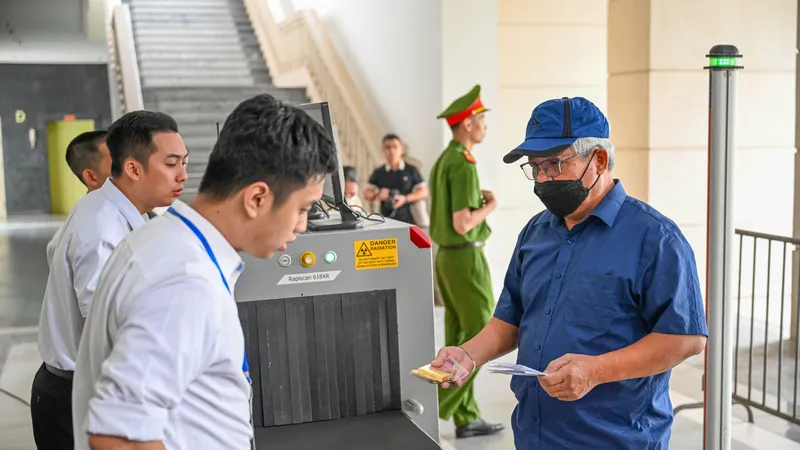Podcast bản tin trưa 12-5: Cựu Thứ trưởng Bộ TN-MT Nguyễn Linh Ngọc và các đồng phạm hầu tòa trong vụ đất hiếm