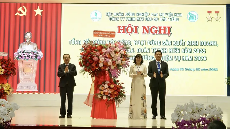 Đồng chí Bùi Minh Thạnh tặng lẵng hoa chúc mừng Công ty TNHH MTV Cao su Dầu Tiếng