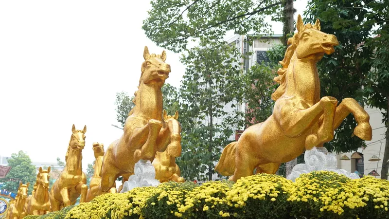 Linh vật 8 chú ngựa vàng tại phường Thủ Dầu Một