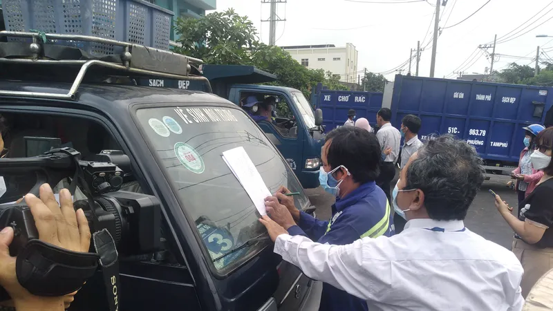 200 phương tiện thu gom, vận chuyển rác được dán lo go quản lý
