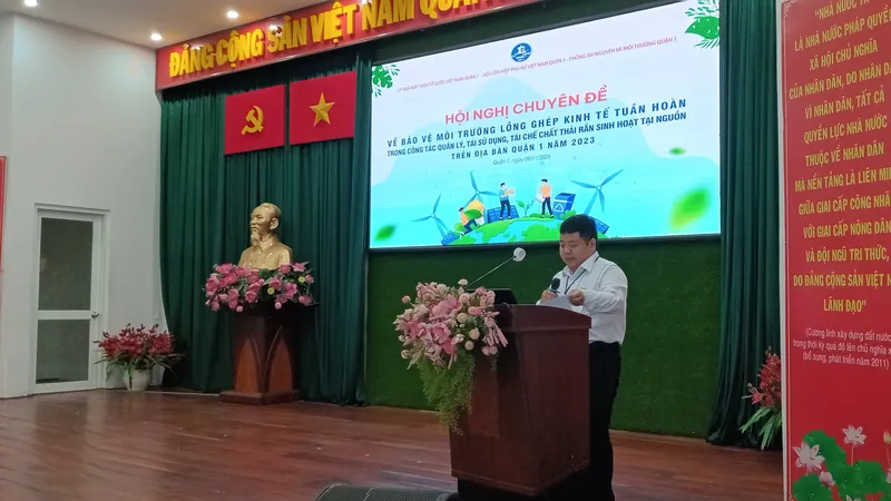 Đại diện phòng tài nguyên môi trường quận 1 chia sẻ thông tin tại hội nghị