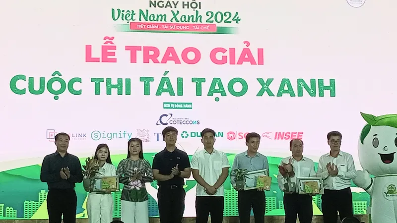 Hơn 20.000 chai nhựa, vỏ hộp sữa được thu gom