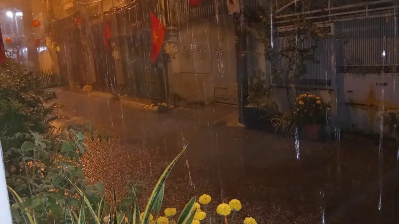 Mưa trái mùa ở TPHCM kéo dài thêm 2-3 ngày