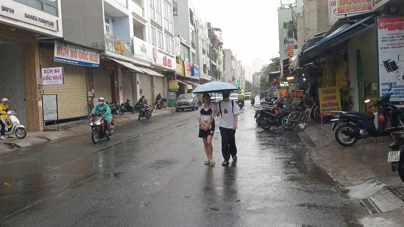 "Cơn mưa vàng" giải nhiệt cho TPHCM