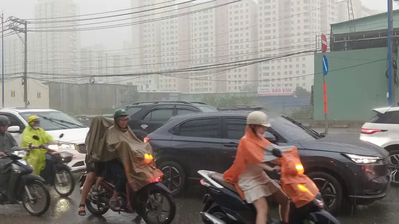 Dự báo khu vực TPHCM có mưa dông, mưa lớn trong vài ngày tới. Ảnh: MINH HẢI