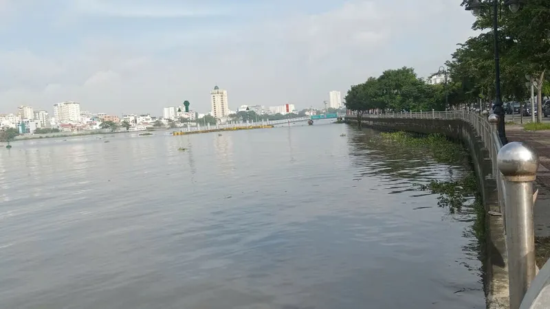 Thủy điện Trị An xả nước qua đập tràn có thể khiến mực nước sông Sài Gòn dâng cao. Ảnh: MINH HẢI