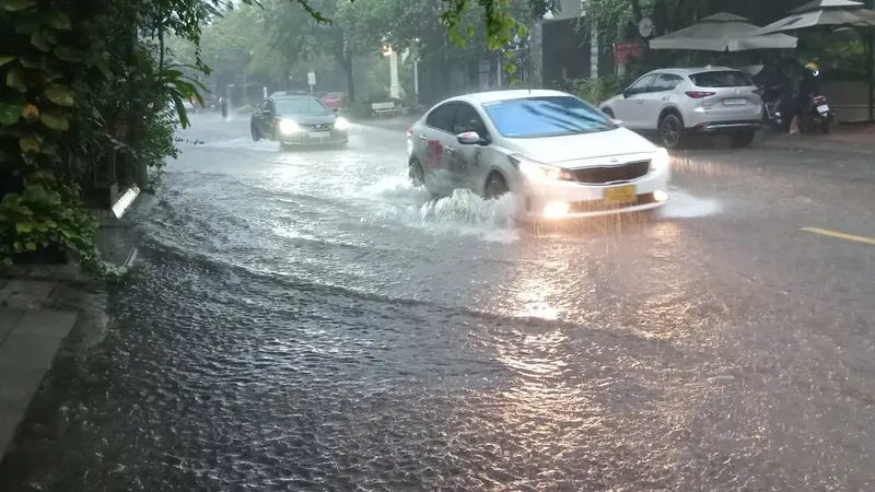 Ảnh hưởng bão số 11, TPHCM có mưa lớn