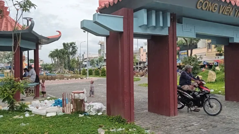 Công viên Thăng Long nhếch nhác vì chậm nghiệm thu