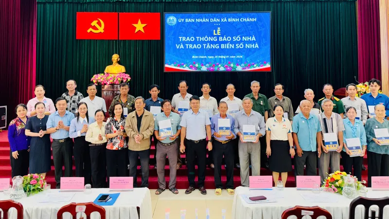 Xã Bình Chánh cấp đổi và trao tặng biển số nhà cho dân