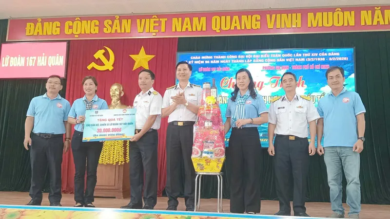Phường Gia Định thăm, tặng quà chiến sĩ Vùng 2 Hải quân