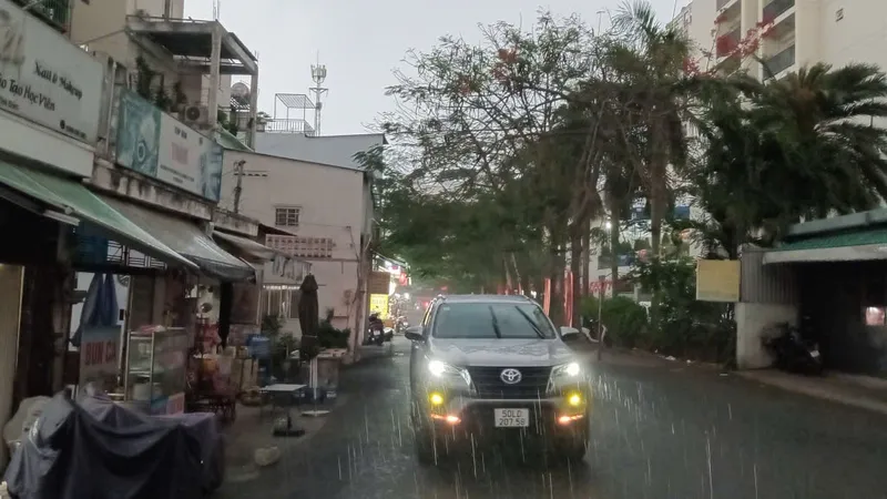 Cơn mưa rất to xuất hiện ở khu vực TPHCM, chiều 2-5. Ảnh: MINH HẢI